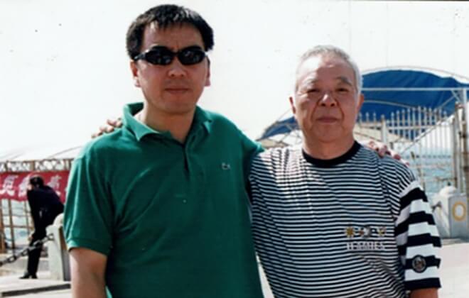 肩を組んで並ぶ蔡と渡邊さんのイメージ