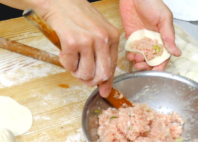 こだわりの調理法で点心を作るイメージ