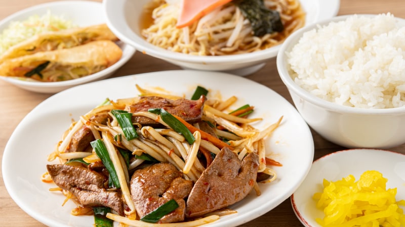 日替わりランチ定食（日替わり料理一品／小皿料理／ミニラーメン／漬物／ライス）