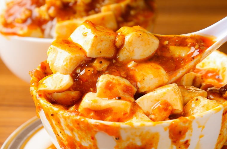 溢れるほど皿に盛られた麻婆豆腐のイメージ