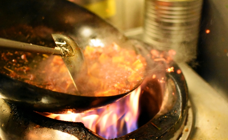 中華鍋で調理をしている様子