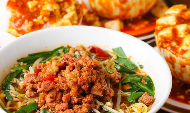 数々の料理が机に並ぶ様子